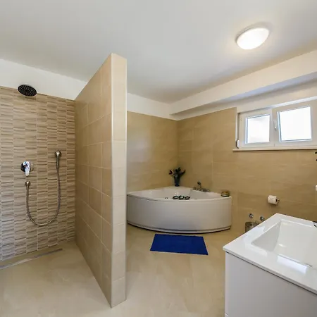 5 Bedroom Between Split And Trogir Kaštel Novi