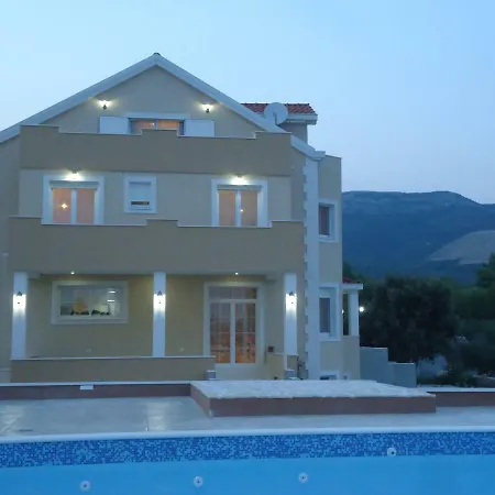 5 Bedroom Between Split And Trogir Βίλα Kaštel Novi