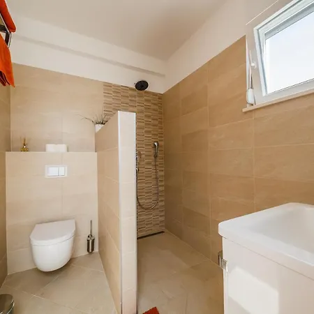 Villa 5 Bedroom Between Split And Trogir Kaštel Novi